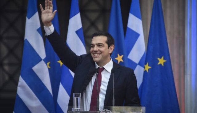 gravata-tsipras-mesaio