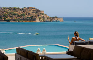 Συγκρατημένη αισιοδοξία για τον τουρισμό στην Κρήτη και το 2026