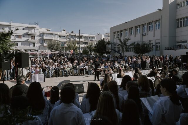 Ρέθυμνο: Μια μουσική γέφυρα διασχολικων χορωδιών γιόρτασε το Πολυτεχνείο