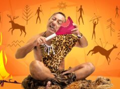 CAVEMAN: Η κωμωδία που έγραψε προϊστορία επιστρέφει πιο αστεία από ποτέ!