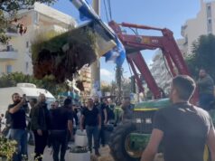 Νέα μηχανοκίνητη πορεία αγροτών και κτηνοτρόφων στο Ρέθυμνο – Χώμα, άχυρα και …φέρετρο έξω από το γραφείο των Κεφαλογιάννη & Χνάρη!