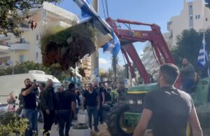 Νέα μηχανοκίνητη πορεία αγροτών και κτηνοτρόφων στο Ρέθυμνο – Χώμα, άχυρα και …φέρετρο έξω από το γραφείο των Κεφαλογιάννη & Χνάρη!