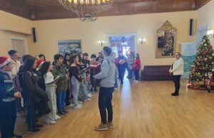 Μαθητές του Πειραματικού Γυμνασίου Ρεθύμνου έψαλαν τα κάλαντα στην Αντιπεριφερειάρχη Ρεθύμνης