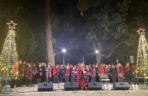 Στο άναμμα του Χριστουγεννιάτικου Δέντρου στον Δημοτικό Κήπο η Δημοτική Χορωδία Ρεθύμνου