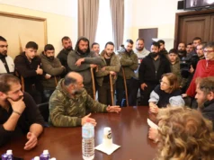 Κατάληψη στο κτήριο της Αποκεντρωμένης Διοίκησης Κρήτης από αγροτοκτηνοτρόφους – Συνάντηση με τη Γραμματέα και αιχμές κατά του Κώστα Τσιάρα