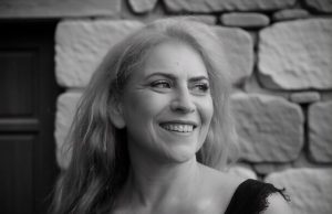 Στα όρια της λογικής: Η Ελένη Δάγκα μιλά για τη νέα της παράσταση «Τελευταία Θάλασσα»