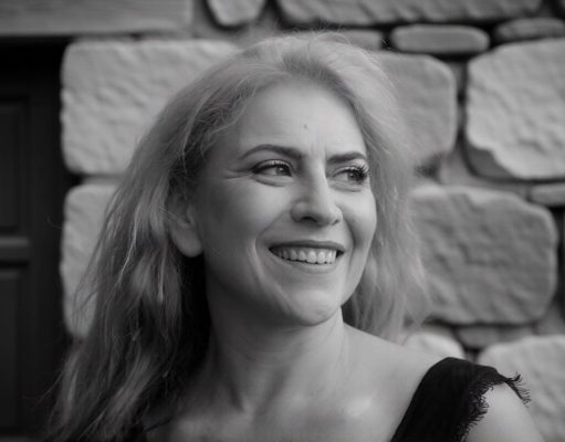 Στα όρια της λογικής: Η Ελένη Δάγκα μιλά για τη νέα της παράσταση «Τελευταία Θάλασσα»