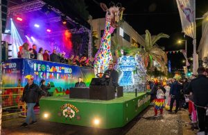 Η νυχτερινή παρέλαση και η συναυλία του Γρηγόρη Σαμόλη στο Ρεθεμνιώτικο Καρναβάλι 2026