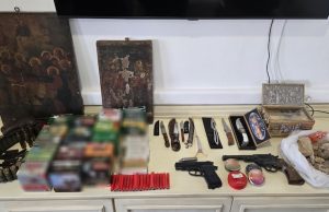 Η σύλληψη για ενδοοικογενειακή βία αποκάλυψε οπλοστάσιο!