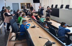 Γιορτινές ευχές με χειροποίητες κατασκευές στον Δήμαρχο από τα παιδιά του ΚΔΑΠ του Δήμου Ρεθύμνης