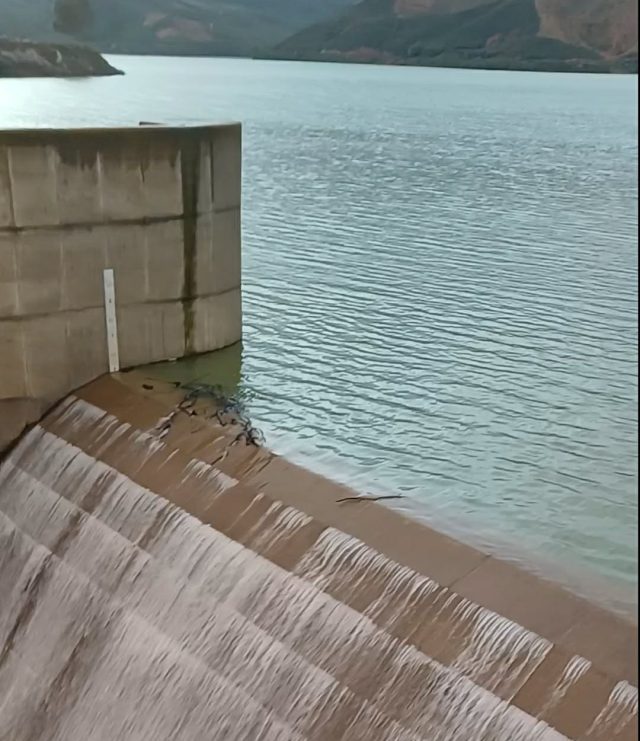 Υπερχείλισε το Φράγμα Ποταμών Αμαρίου – Στα 22,5 εκατ. κυβικά μέτρα ο ταμιευτήρας