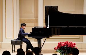 Εντυπωσίασε το κοινό της Κρήτης ο 10χρονος πιανίστας Εμμανουήλ Κουτσάκης μέλος της ΣΟΝΕ