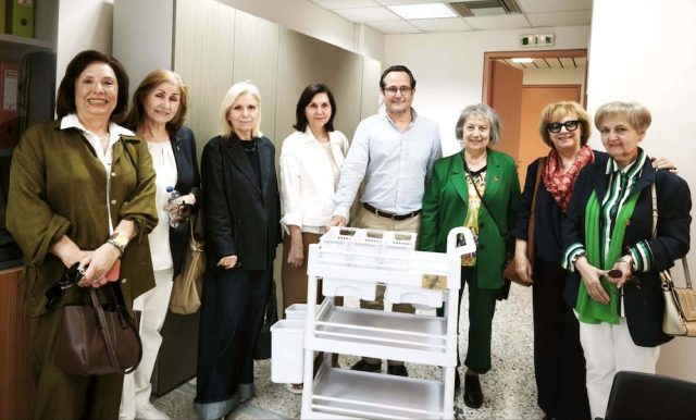 Δωρεά εξοπλισμού στο Ιατρείο του ΕΛΜΕΠΑ από το Δίκτυο Παρέμβασης Γυναικών Κρήτης