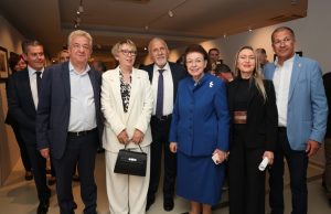 Η Υπουργός Πολιτισμού Λίνα Μενδώνη εγκαινίασε την περιοδική έκθεση «Γραφή από Φως – Συλλογή Κρασάκη» στο Αρχαιολογικό Μουσείο Ηρακλείου